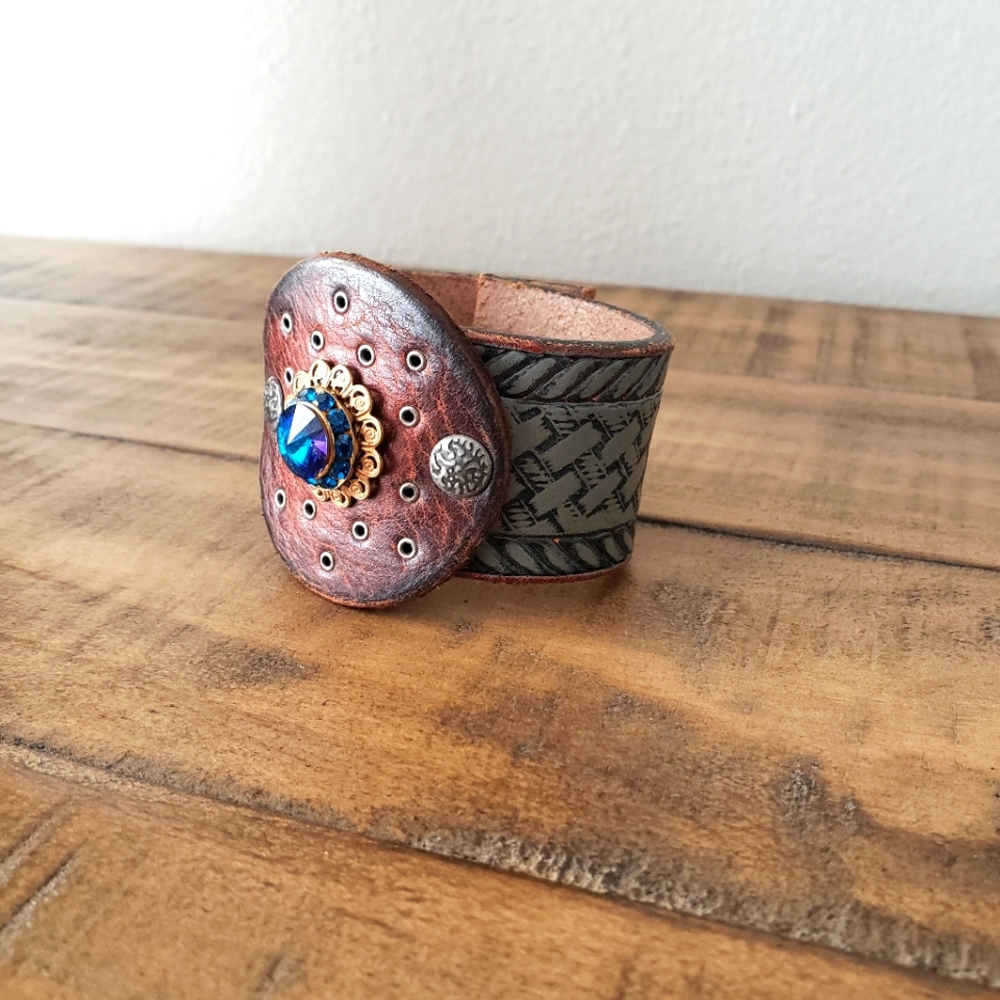 Bracelet - leather cuff - Picture 3 of 13